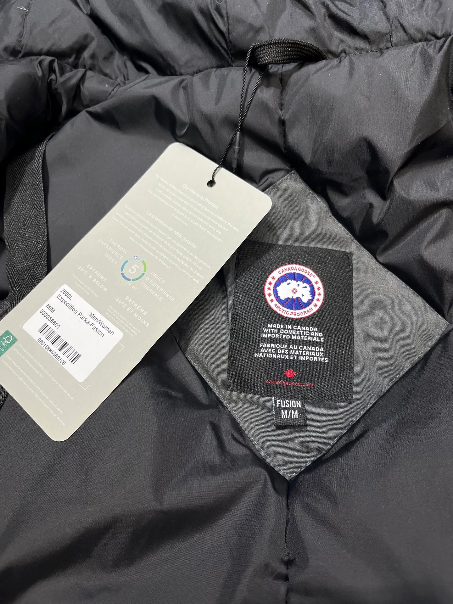 P860 Canada goose/Canada Goose 05 model 2580LA CANADA GOOSE/Canada Goose Rossclair parka women's down jacket, authentic original clothing molding, all accessories are custom-made from the original factory. This model is very unique. The zipper at the back can be opened to change into a dovetail style, with diagonal pockets and a layer of hidden pockets underneath. The official website has become a popular model. The softness and hardness of the fabric are compared with the genuine ones. It can be restored by kneading at will (fabric misunderstanding: fabrics with high hardness are not waterproof. Only those who buy the latest genuine version this year will notice the softness and comfort of the fabrics). The down is synchronized with the genuine white duck down. It is fluffy and not lumpy. The electronically controlled down charging machine is used to fill the zippers with customized genuine YKK zippers. High hardness and no lag. The fur collar is purchased from the same manufacturer as Wolf Hair. (Cooperative factory 2019 Canadian wolf skin auction and Big Goose official auction of wolf skin fur collars on the same site) All workmanship and wiring are controlled by workers with more than ten years of service. They must be horizontal and vertical, and are not crooked. The density of the inner wiring is more exquisite. Compare at will. Big goose label, collar label, washed label, hang tag, zipper rope, pocket label, back label, collar velvet, Velcro fasteners, all details of the cuffs are updated simultaneously with the original product, the best version, and the most complete color matching. The fighter in World 05 battles various world goods. Size: XS-XL